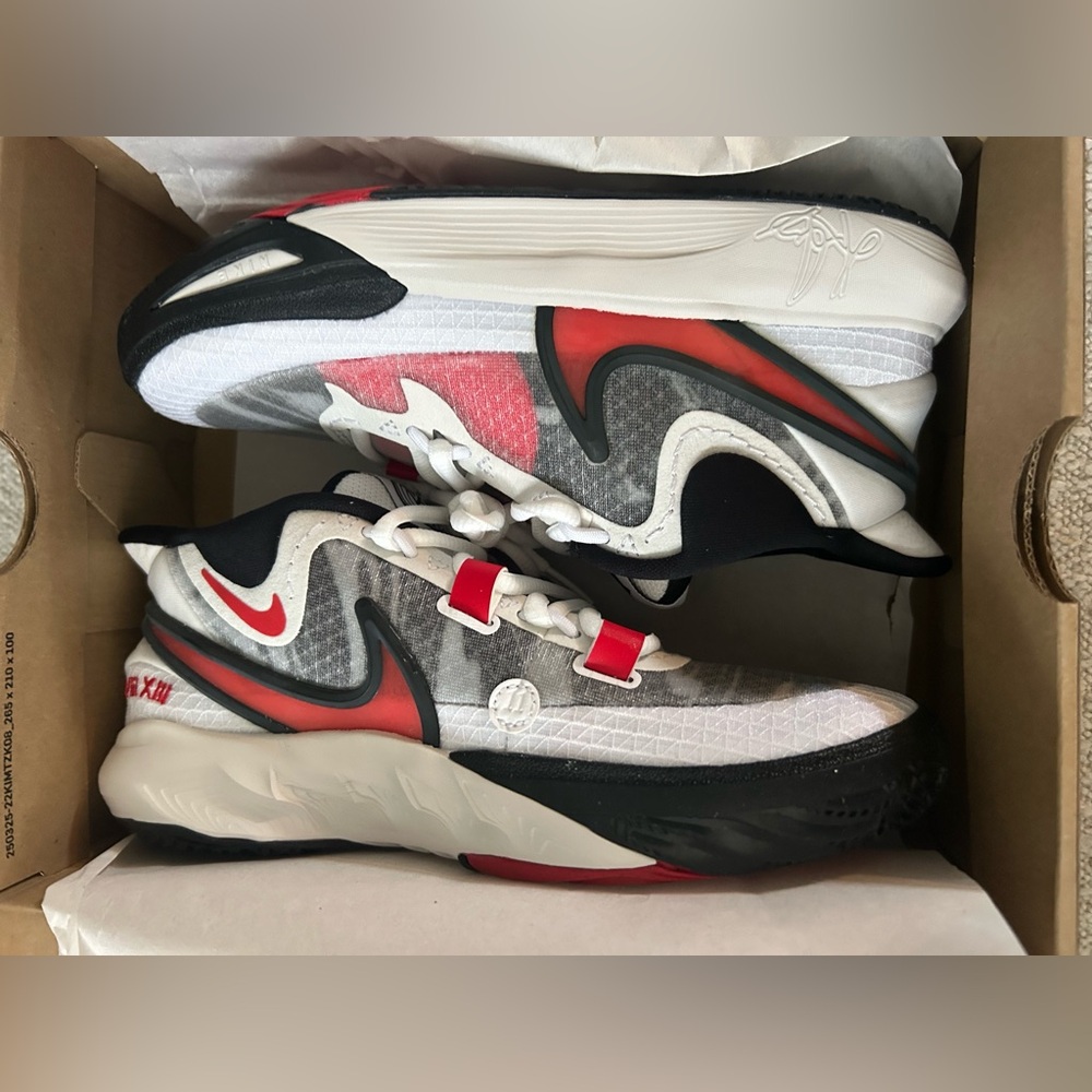 NIKE KYRIE 8 GO GS 'WHITE UNIVERSITY RED-BLACK’ NiB 4.5Y - Picture 7 of 15